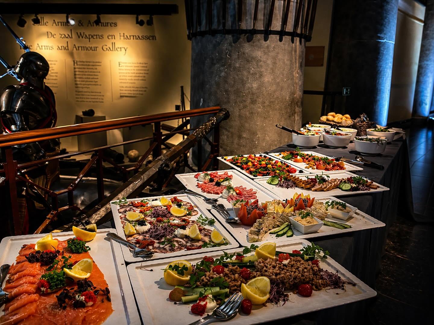 Buffet traiteur Duchateau : plateaux de saumon fumé, charcuteries, salades et fromages dressés pour une réception